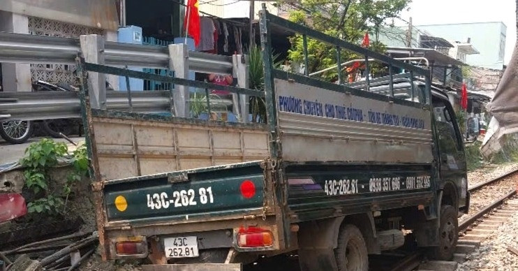 Xe tải mắc kẹt trên đường ray ở Đà Nẵng làm 2 đoàn tàu chậm chuyến