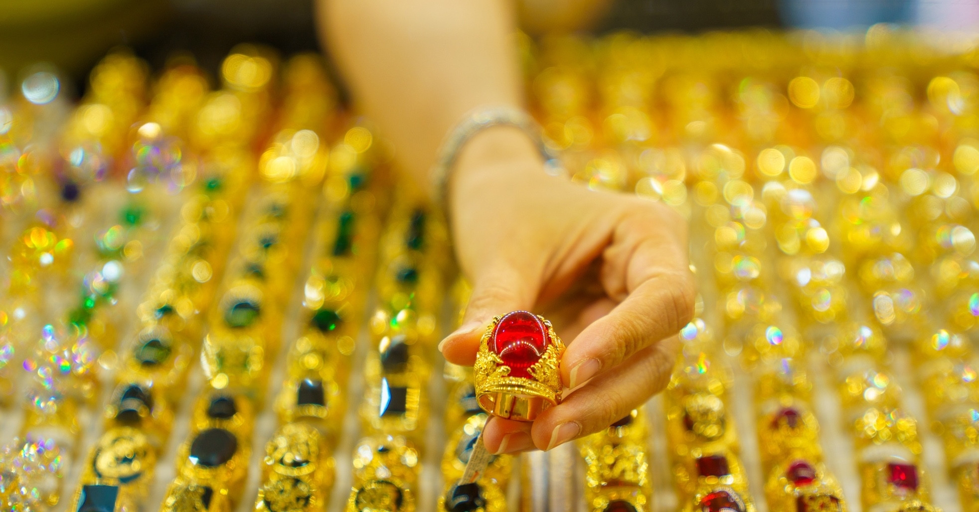 Giá vàng hôm nay 29/3/2025 tăng phi mã lên đỉnh cao mới, SJC trên 100 triệu đồng