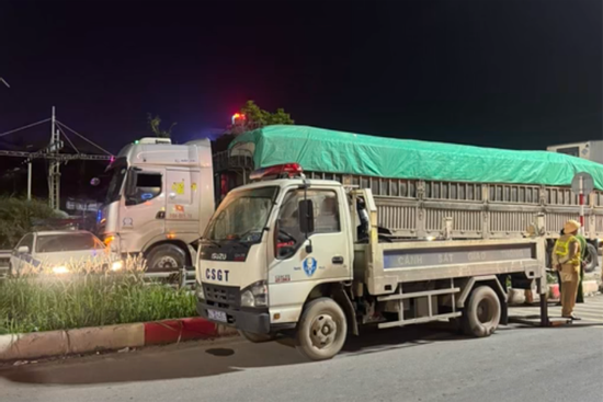 Bản tin cuối ngày 28/3: Điều khiển ô tô quá tải trọng 225% bỏ chạy, tông xe CSGT