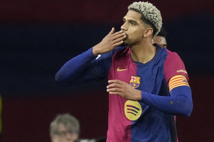 Tin tức về chuyển nhượng 28/3: MU mua Araujo, Chelsea ký Maignan