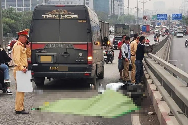 Va chạm với ô tô trên cầu vượt Mai Dịch, nữ tài xế xe ôm công nghệ tử vong