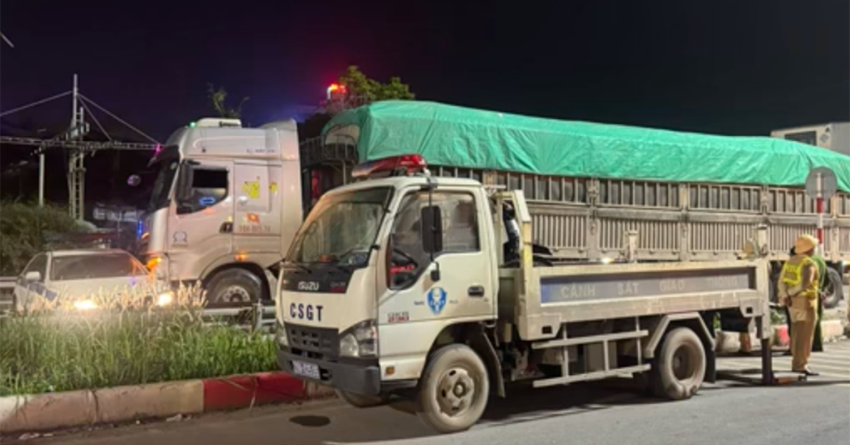 Điều khiển ô tô chở quá tải trọng 225% bỏ chạy, tông xe CSGT