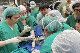 Bác sĩ phẫu thuật khẩn cấp cho bệnh nhân ngoài trời khi có động đất
