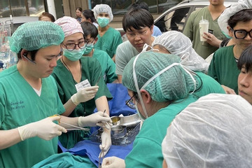 Bác sĩ phẫu thuật khẩn cấp cho bệnh nhân ngoài trời khi có động đất
