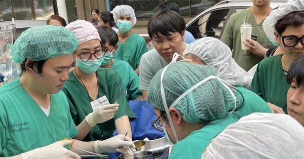 Bác sĩ phẫu thuật khẩn cấp cho bệnh nhân ngoài trời khi có động đất