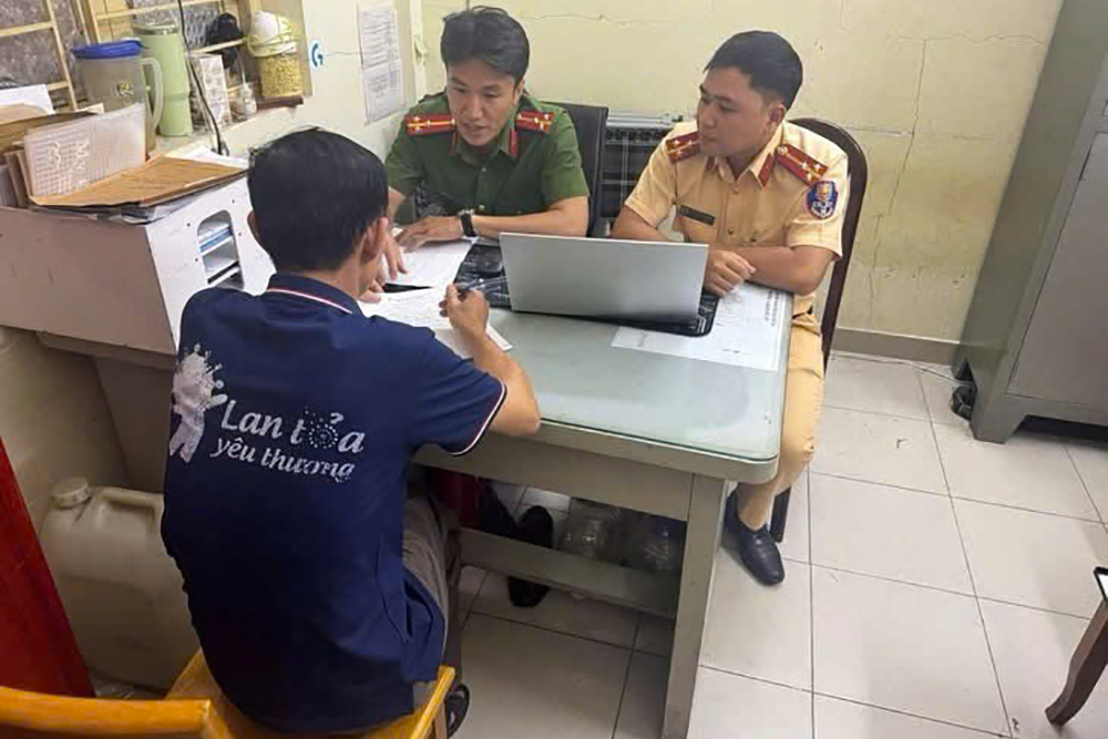 Công an phạt tiền nhóm người chặn hẻm quây lưới đánh bóng bàn ở TPHCM