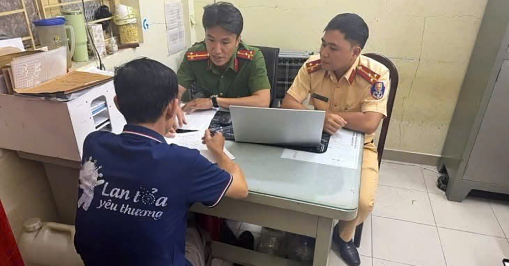 Công an phạt tiền nhóm người chặn hẻm quây lưới đánh bóng bàn ở TPHCM