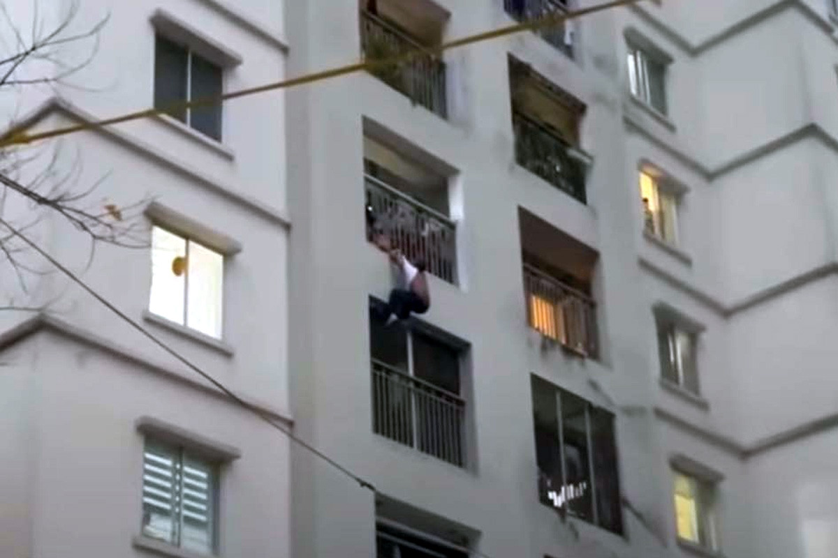 Cứu người đàn ông nước ngoài nhảy từ tầng 5 chung cư Bắc Linh Đàm