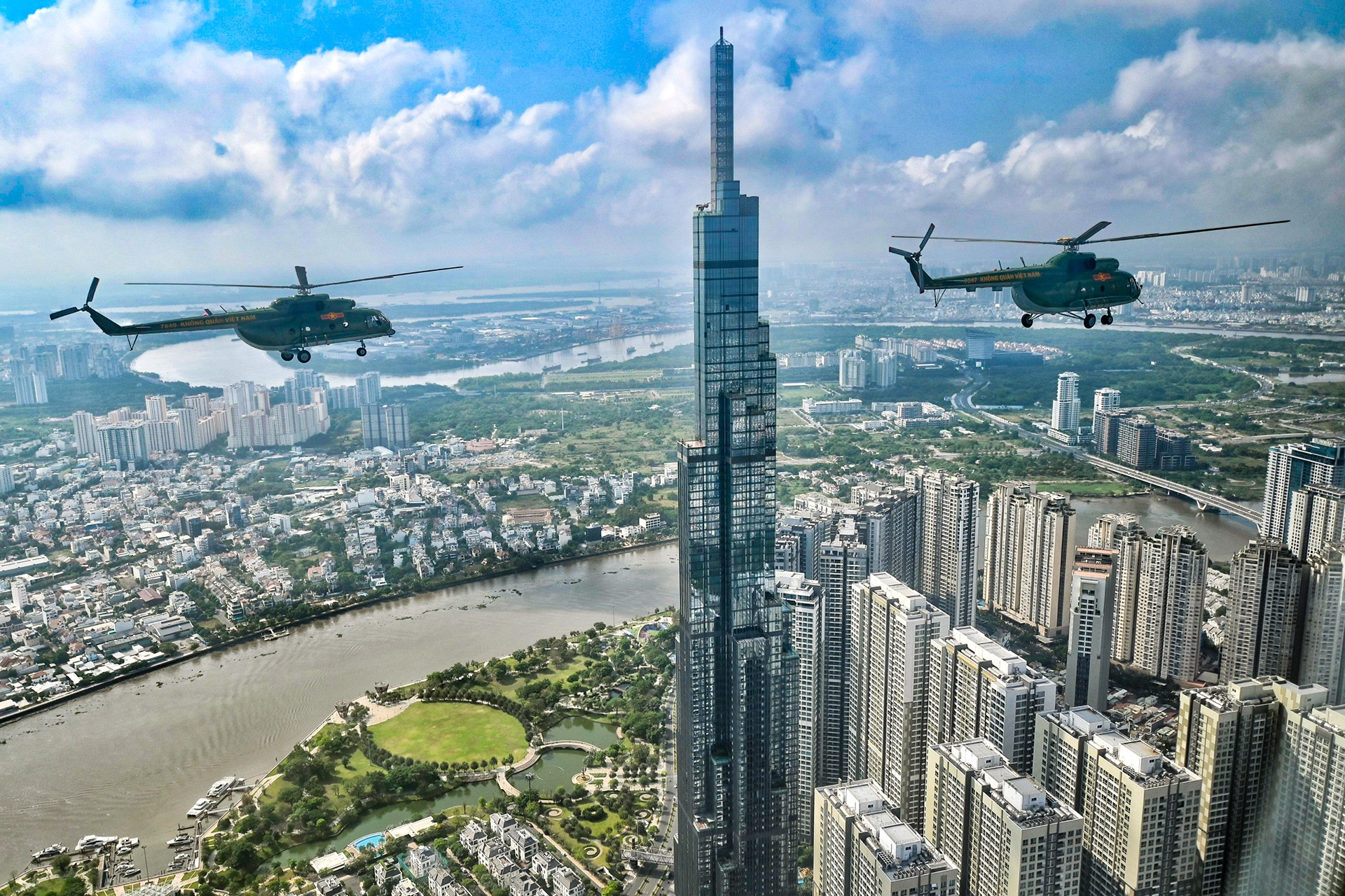 Dàn tiêm kích, trực thăng bay lượn nhiều vòng trên bầu trời TPHCM