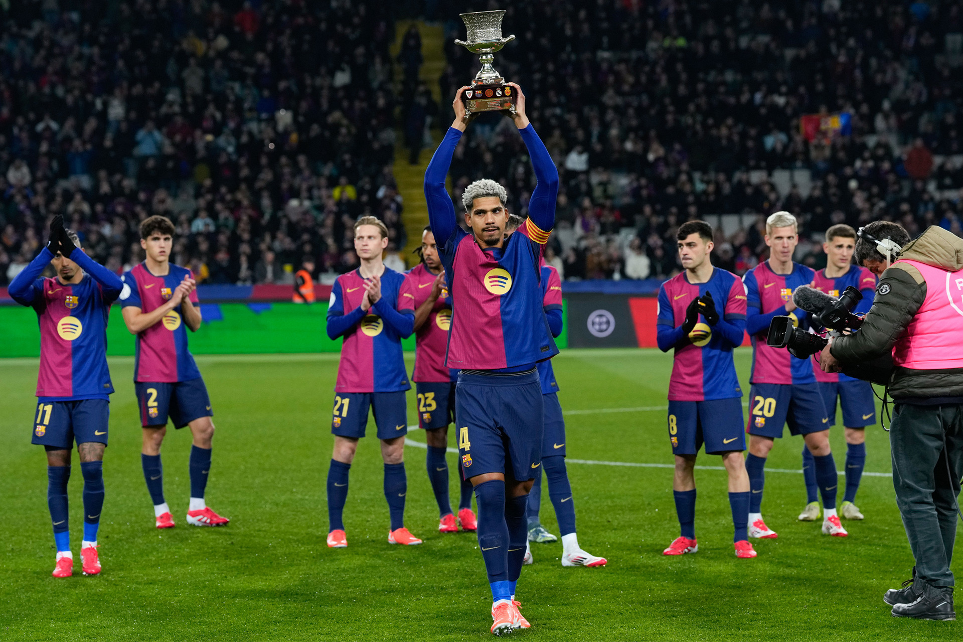 EFE. Ronald Araujo Sieu cup.jpg