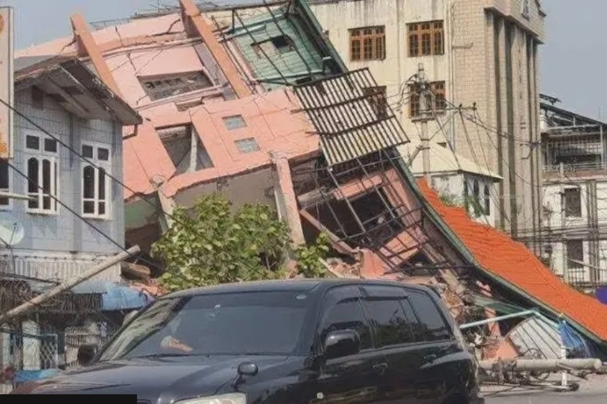 Hình ảnh sập cầu, nhà cửa đổ nát vì động đất ở thành phố lớn thứ 2 Myanmar