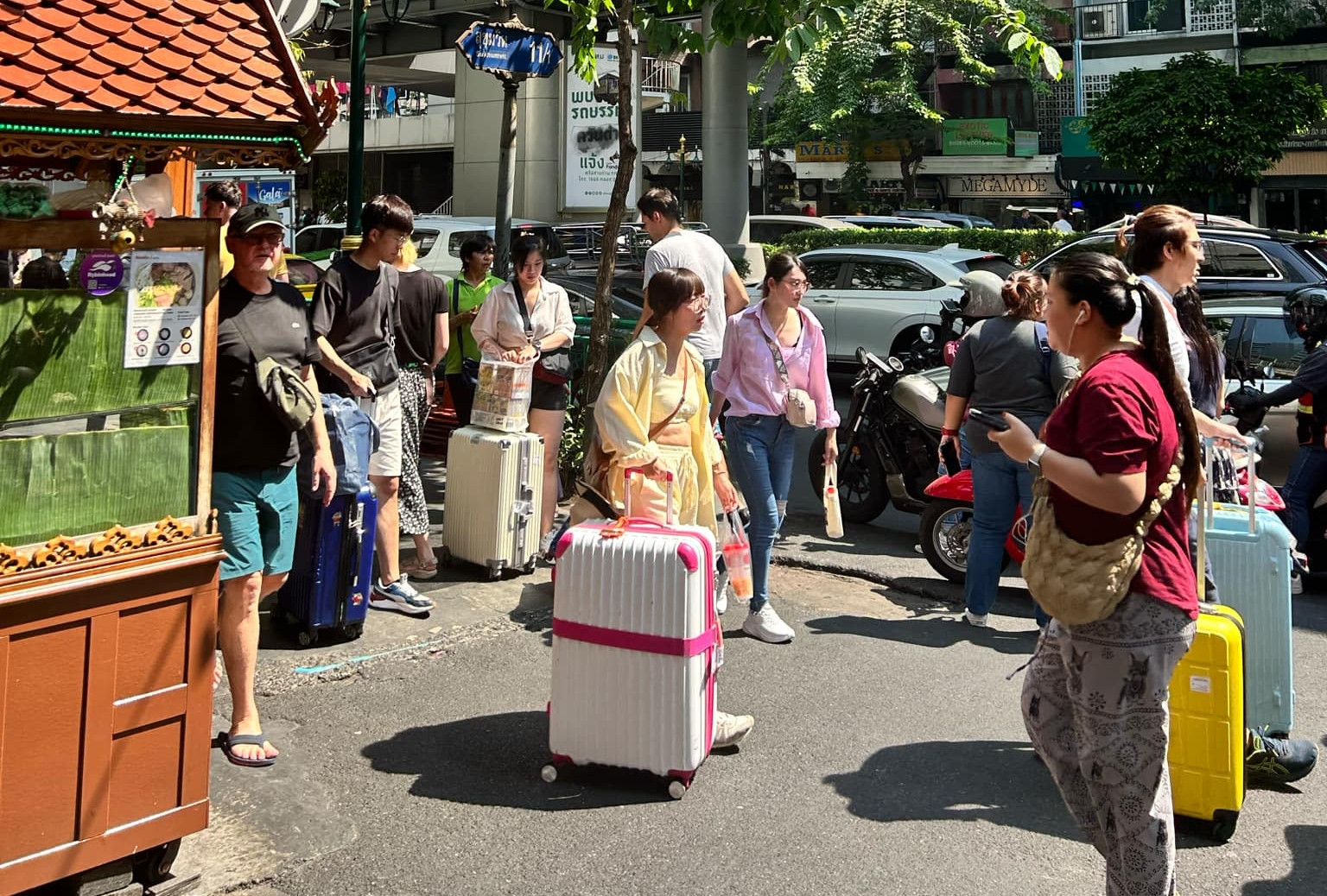 Khách Việt hoảng loạn, bỏ chạy khi Bangkok rung lắc mạnh