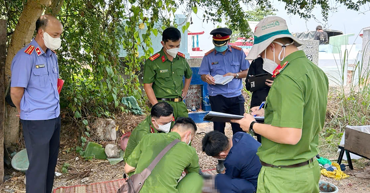 Khai quật tử thi, phát hiện tội ác giết bé trai 5 tuổi của gã ‘chồng hờ’