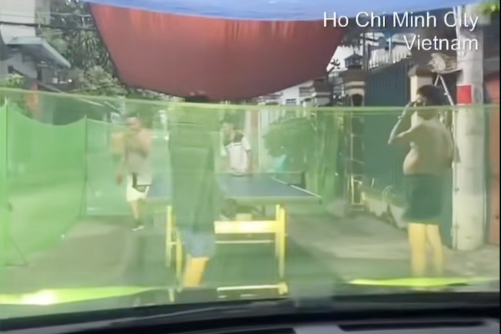 Lạ lùng nhóm người chặn con hẻm quây lưới đánh bóng bàn ở TPHCM