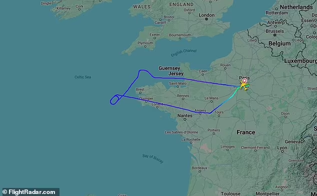 may bay quay dau giua khong trung vi hanh khach mat dien thoai hinh 2.png