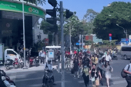 Người dân TPHCM nháo nhào chạy khỏi nhà cao tầng, chung cư do rung chấn