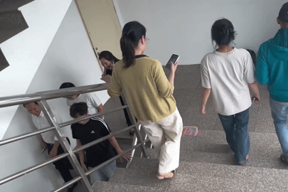 Người dân Hà Nội, TPHCM hốt hoảng tháo chạy khỏi cao ốc khi động đất