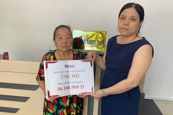 Trao hơn 56 triệu đồng do bạn đọc ủng hộ đến ông Lê Quang Ngọc