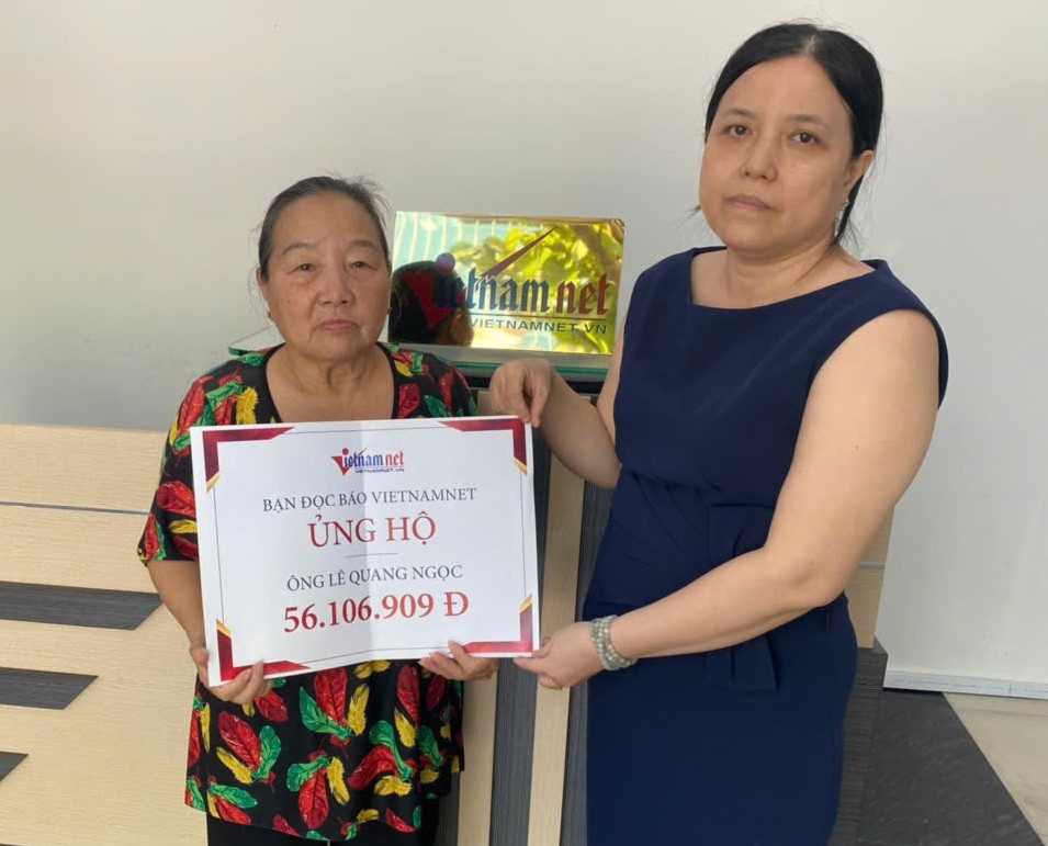 trao tiền ông Lê Quang Ngọc (1).jpg