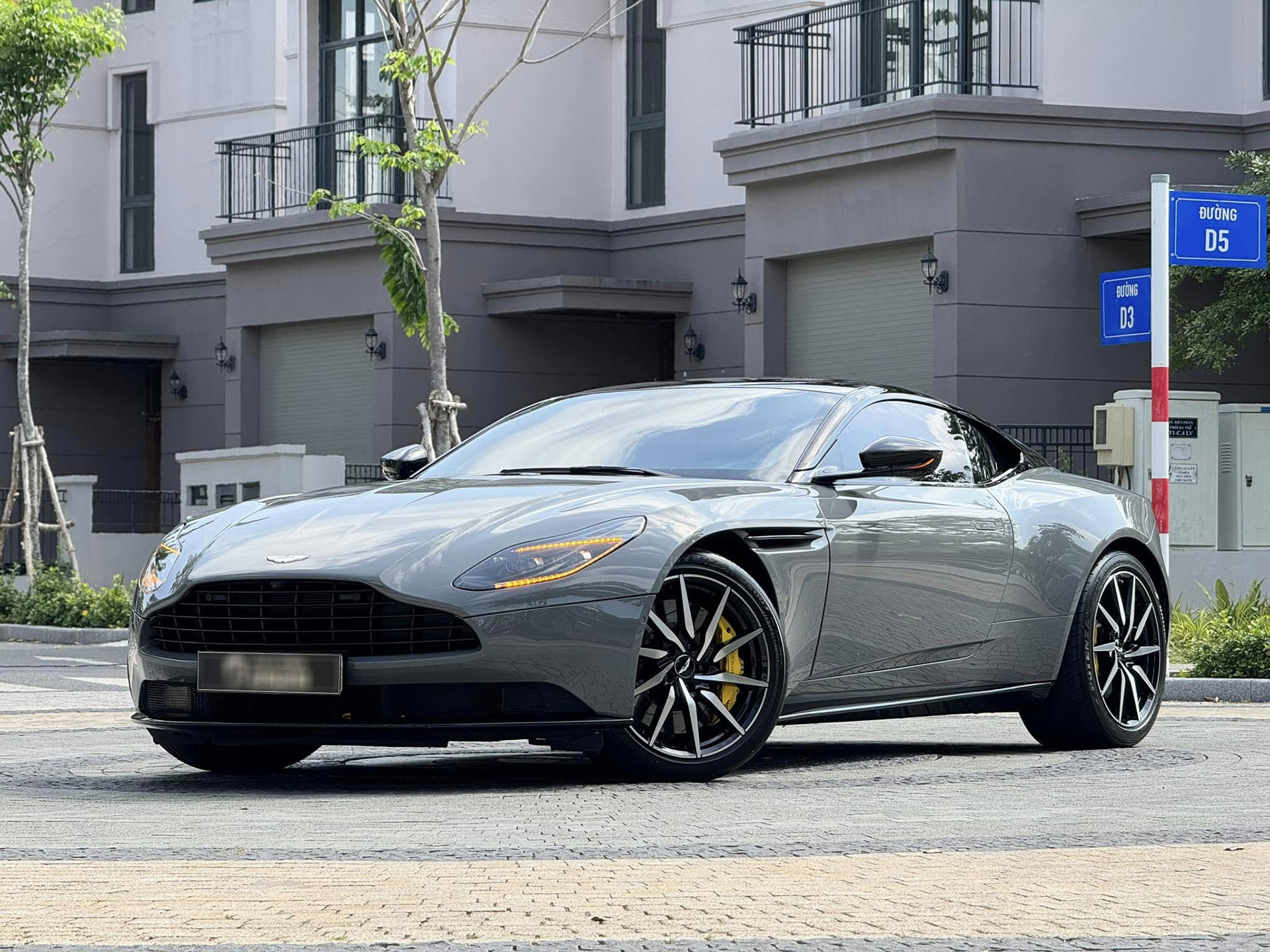aston martin 9.jpg