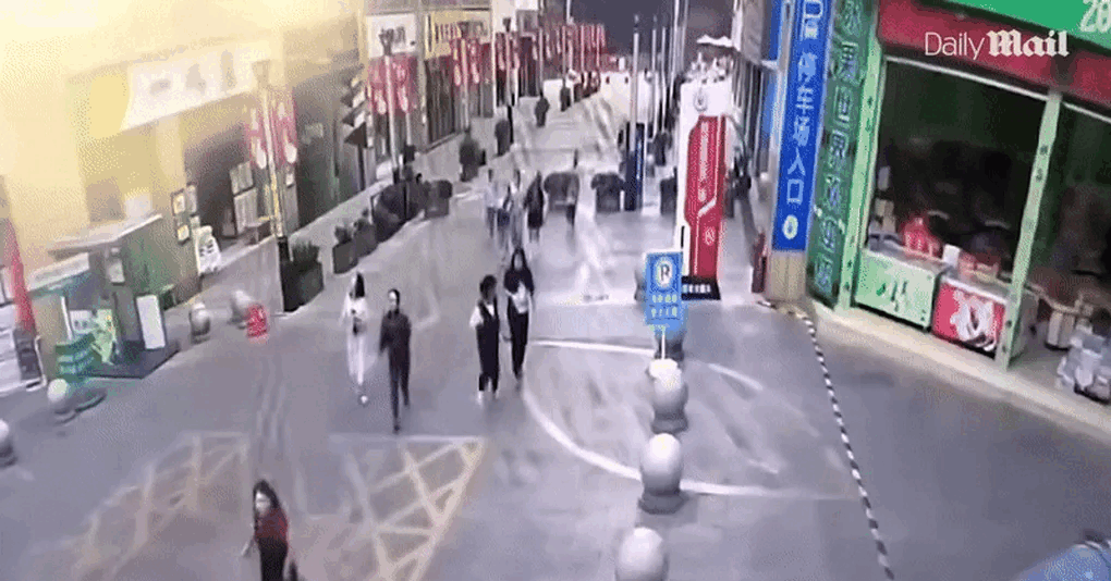 Bể bơi vô cực của khách sạn tràn nước như thác đổ vì động đất