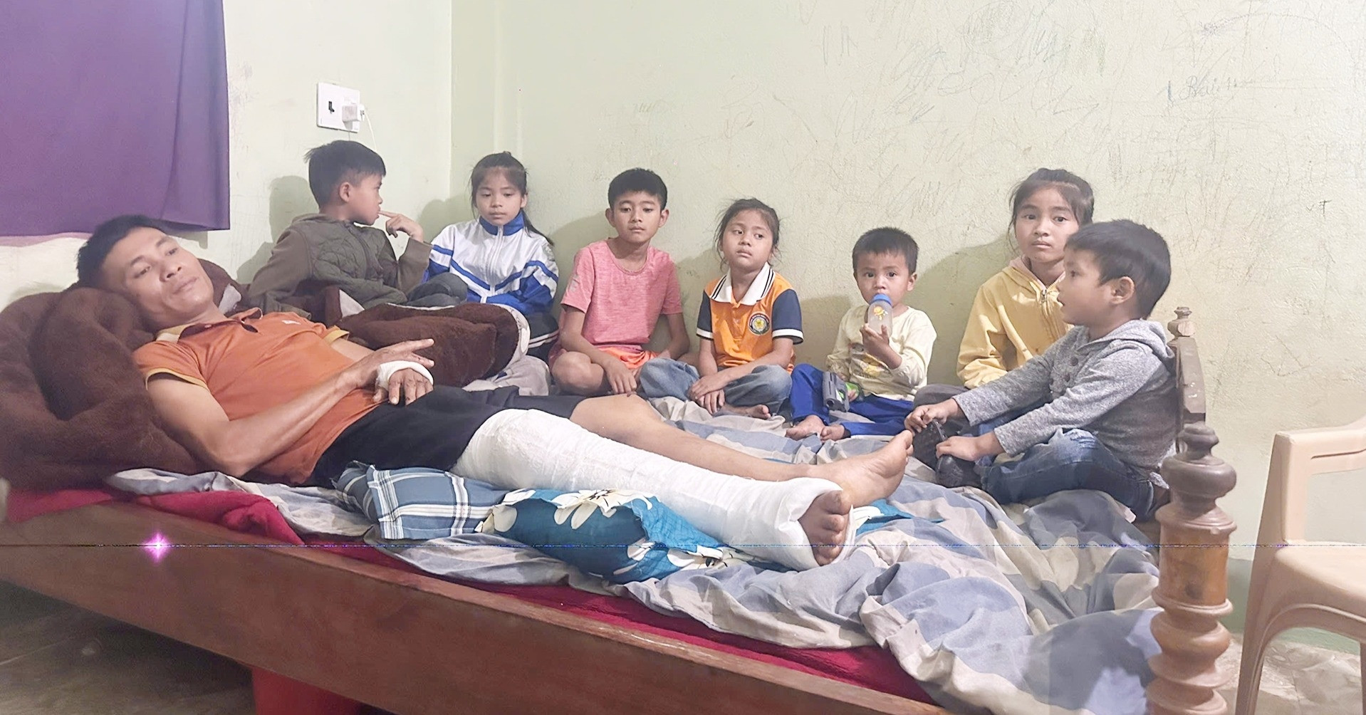 Cha gặp nạn nằm liệt giường, 7 đứa con thơ lâm cảnh bữa no, bữa đói