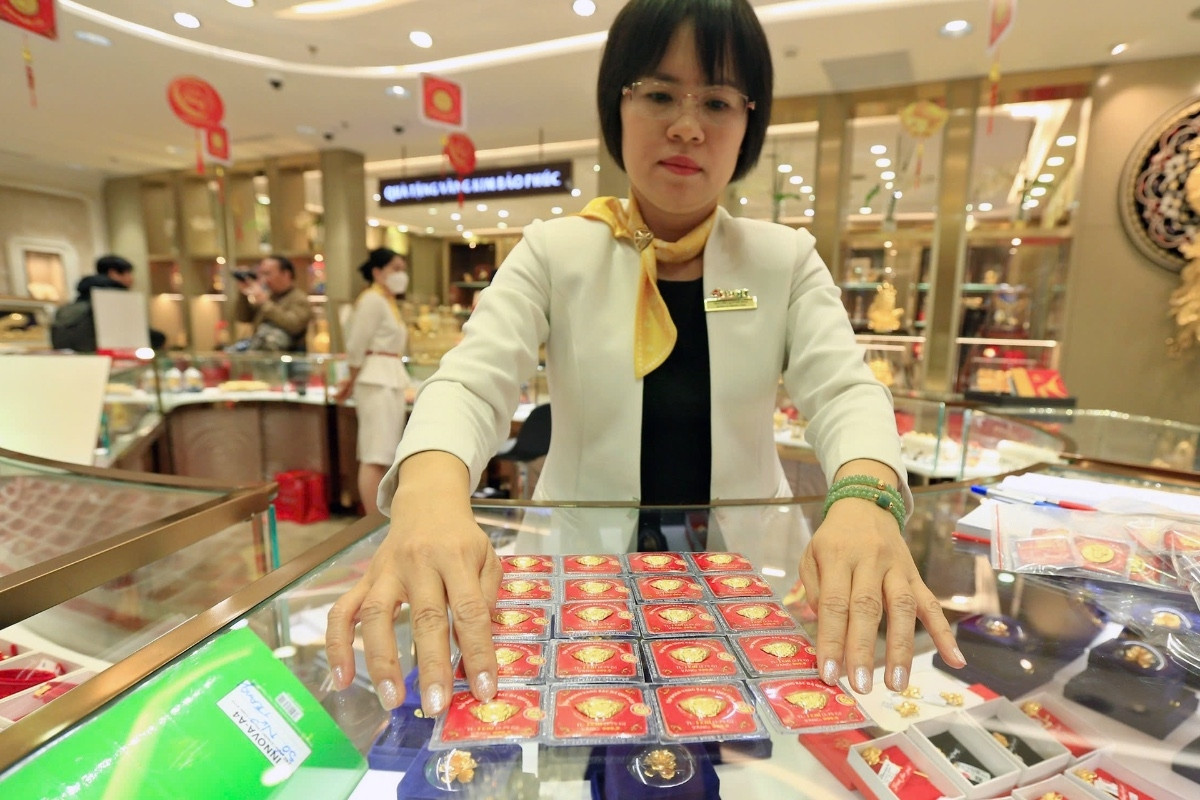 Giá vàng vọt lên đỉnh lịch sử 3.085 USD, vàng SJC sắp bỏ xa 100 triệu đồng