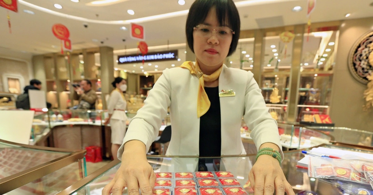 Giá vàng vọt lên đỉnh lịch sử 3.085 USD, vàng SJC sắp bỏ xa 100 triệu đồng