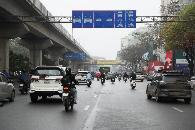 Cùng là biển báo dành cho ô tô, hình quay dọc khác với ngang thế nào?