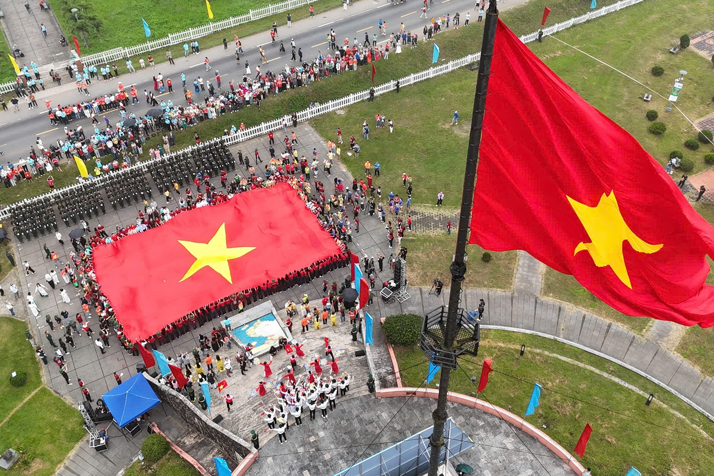 Lễ thượng cờ ở đôi bờ Hiền Lương - Bến Hải giải VĐQG Marathon 2025