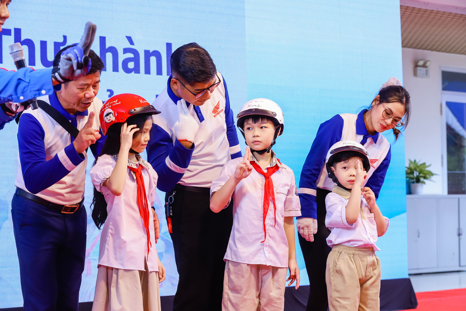 mũ bảo hiểm 1.jpg