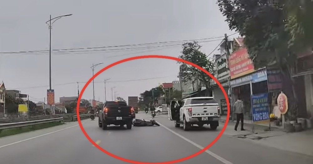 Tài xế xe bán tải mở cửa vô ý, 'hạ gục' xe máy và suýt gây hoạ cho ô tô khác