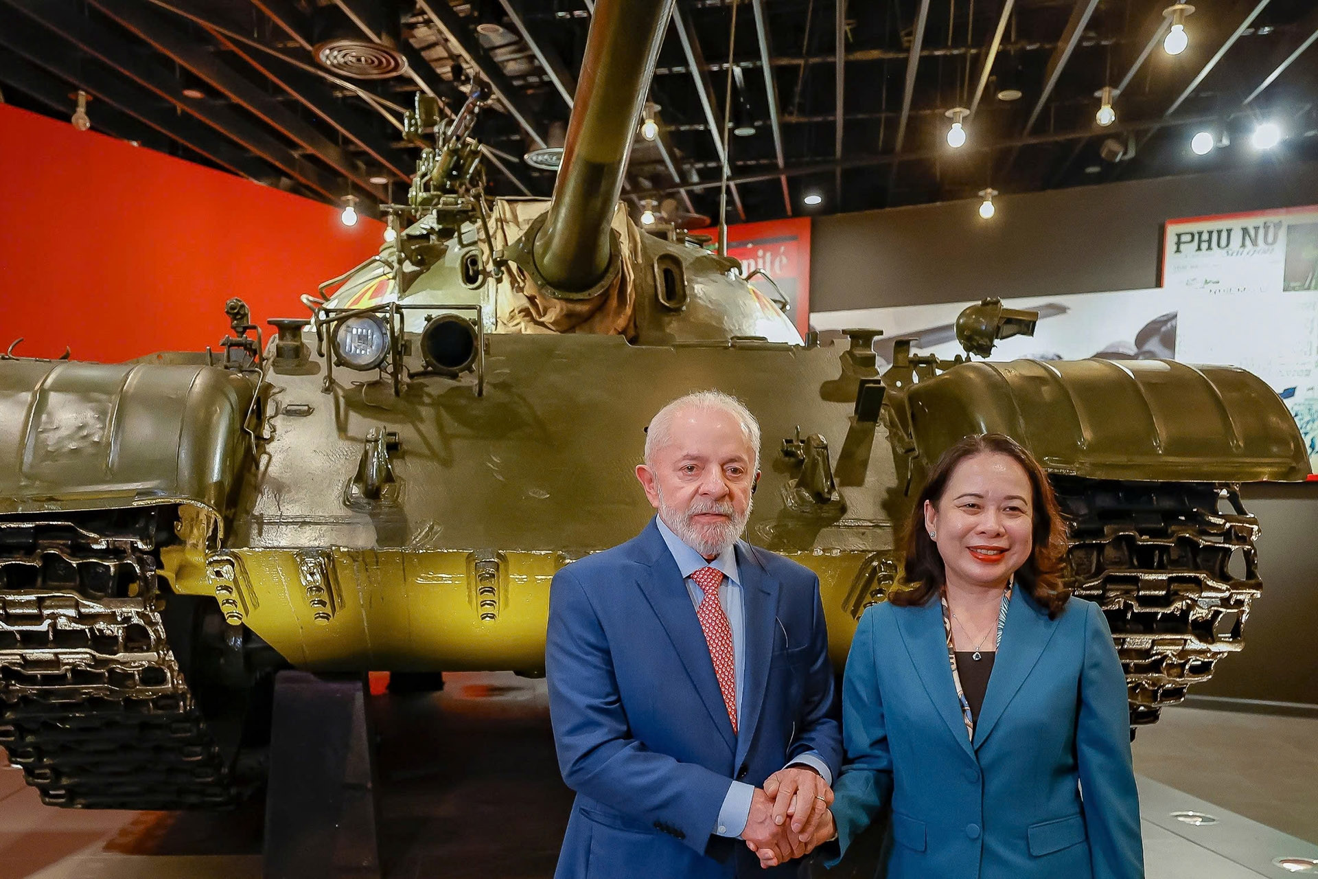 Tổng thống Brazil xem xe tăng 843 từng húc vào cổng Dinh Độc Lập