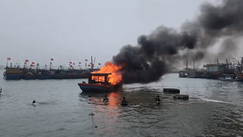 Tàu cá bốc cháy dữ dội khi đang neo đậu trên sông Nhật Lệ