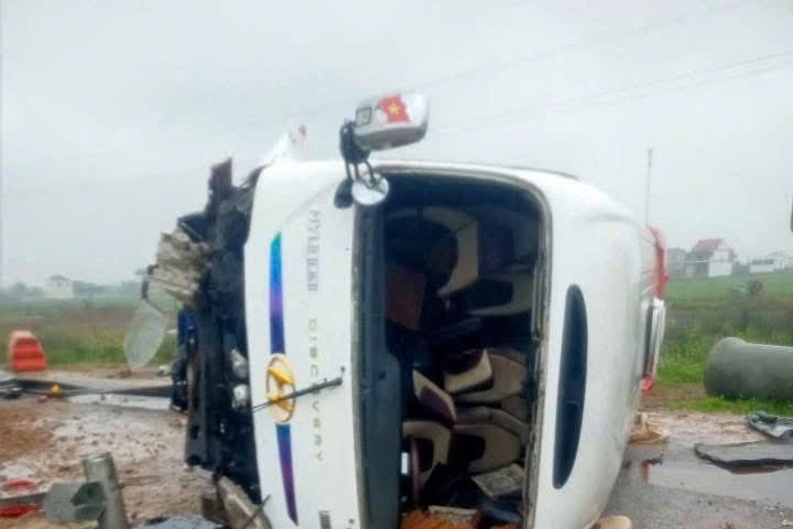 Xe chở học sinh tiểu học bị lật trên cao tốc Diễn Châu - Bãi Vọt