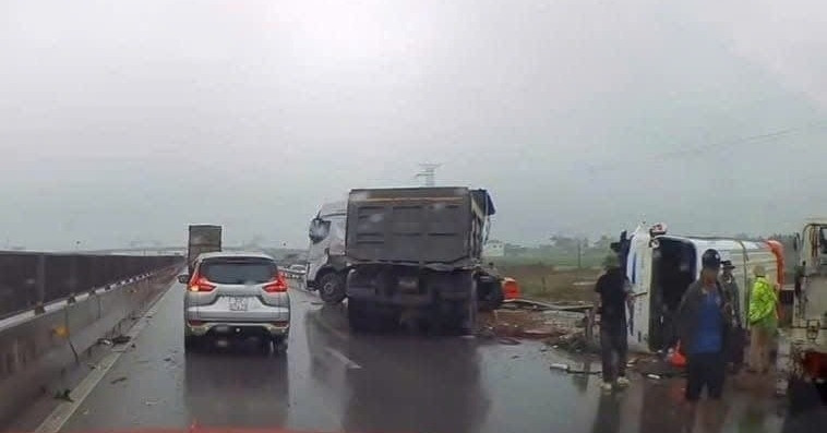 Xe chở học sinh tiểu học bị lật trên cao tốc Diễn Châu - Bãi Vọt