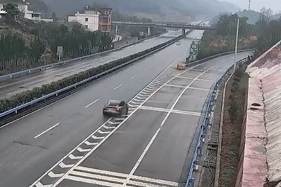Xe Tesla gặp tai nạn kinh hoàng trên cao tốc, tài xế thoát nạn thần kỳ