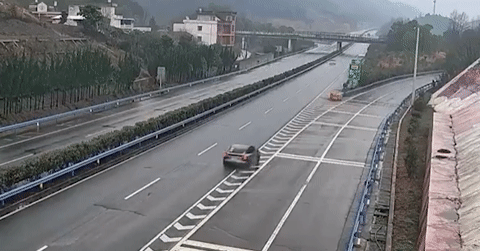 Xe Tesla gặp tai nạn kinh hoàng trên cao tốc, tài xế thoát nạn thần kỳ