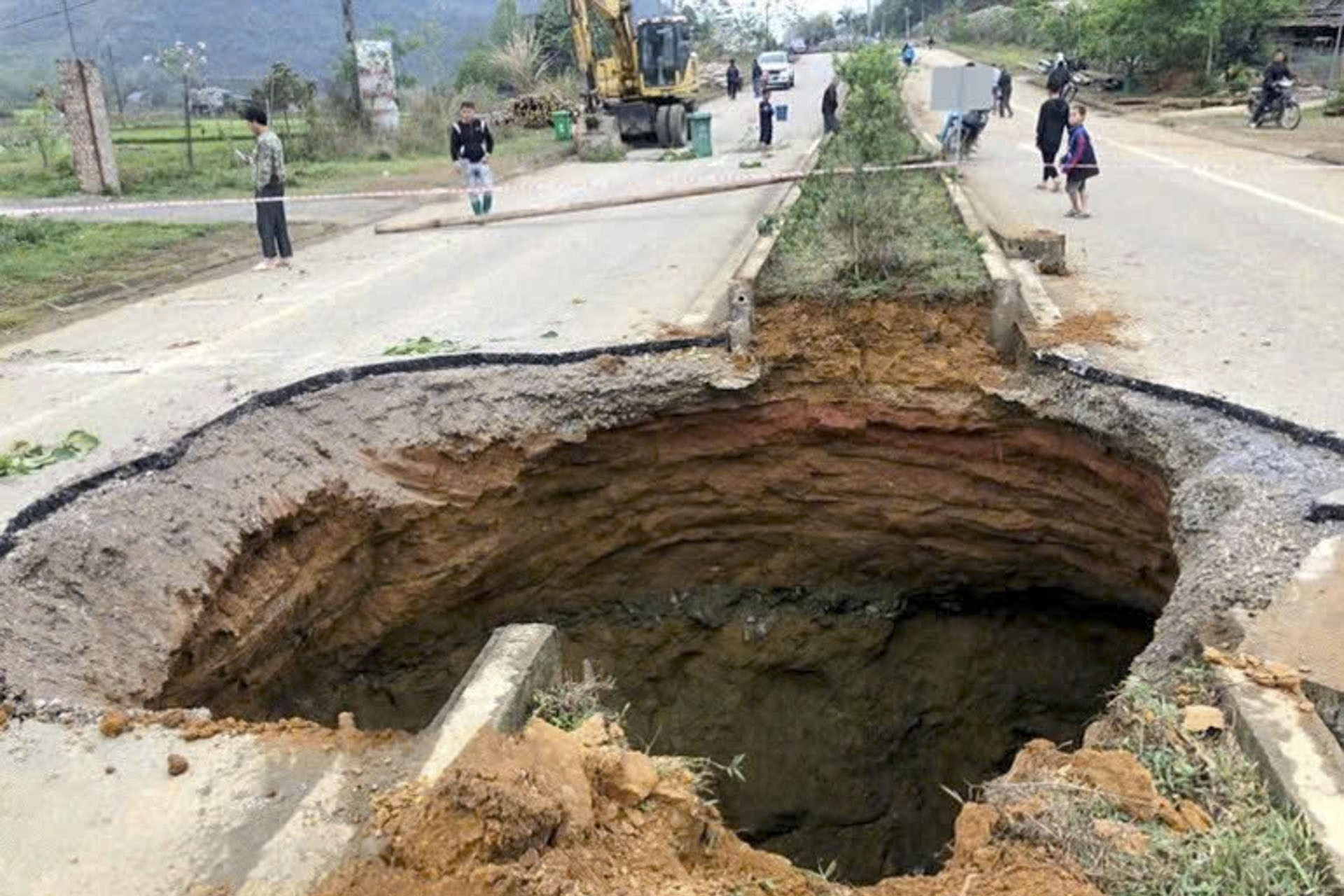 Xuất hiện 'hố tử thần' trên quốc lộ 3B sau tiếng động lớn
