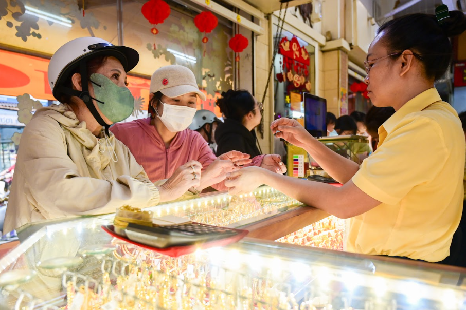 Giá vàng hôm nay 4/3/2025 dồn dập tăng hơn nửa triệu, nhẫn vọt lên mốc 92 triệu