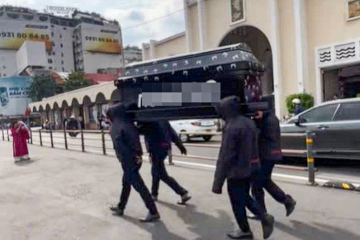 4 thanh niên khiêng quan tài diễu phố và những trò lố vi phạm an toàn giao thông