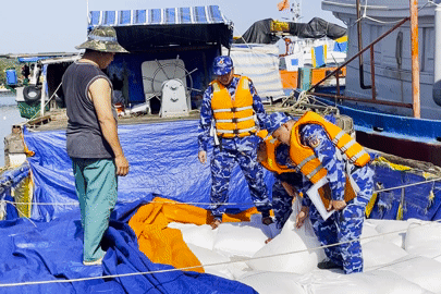 Bắt giữ tàu vận chuyển trái phép trên 10 tấn đường cát