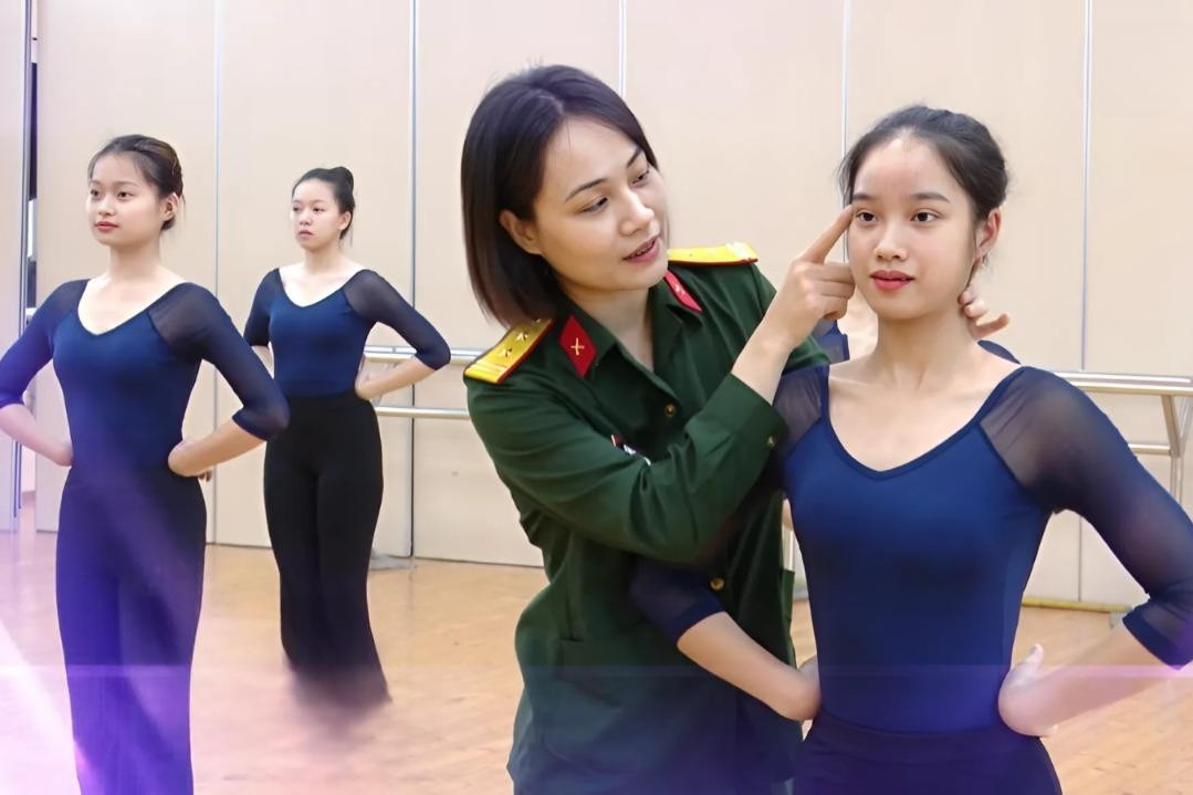 Bật mí về nữ Trung tá 17 năm gắn bó với múa mới được phong Nhà giáo ưu tú