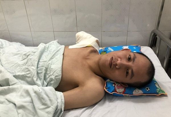 Cha già nghẹn ngào chứng kiến con trai tàn phế sau tai nạn bỏng điện