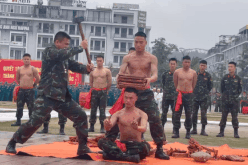 Chiến sĩ 'mình đồng da sắt' dùng yết hầu đẩy xe cả tấn