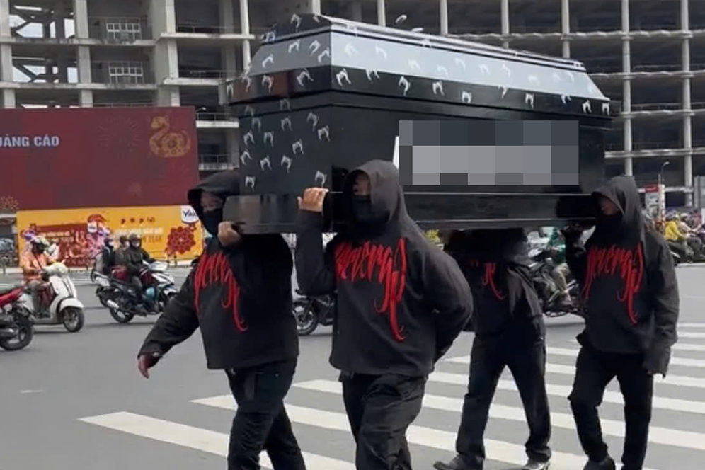 Công an làm việc với 9 người liên quan vụ khiêng quan tài trước chợ Bến Thành