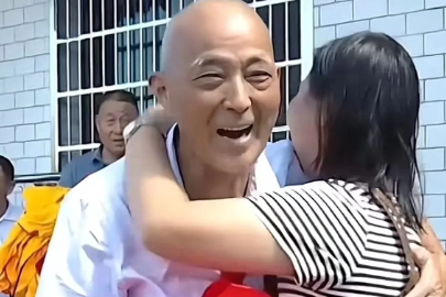 Được cùng một người cứu 2 lần trong 25 năm, người phụ nữ ôm ân nhân khóc nấc
