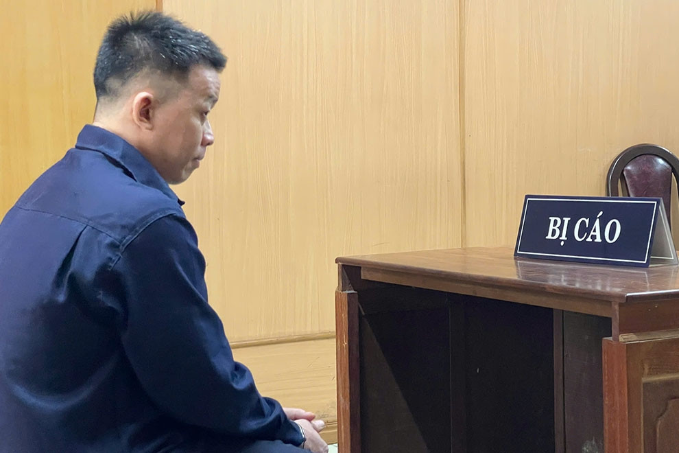 Ghen tuông, chồng dùng kéo đâm người đàn ông lạ mặt trong phòng ngủ