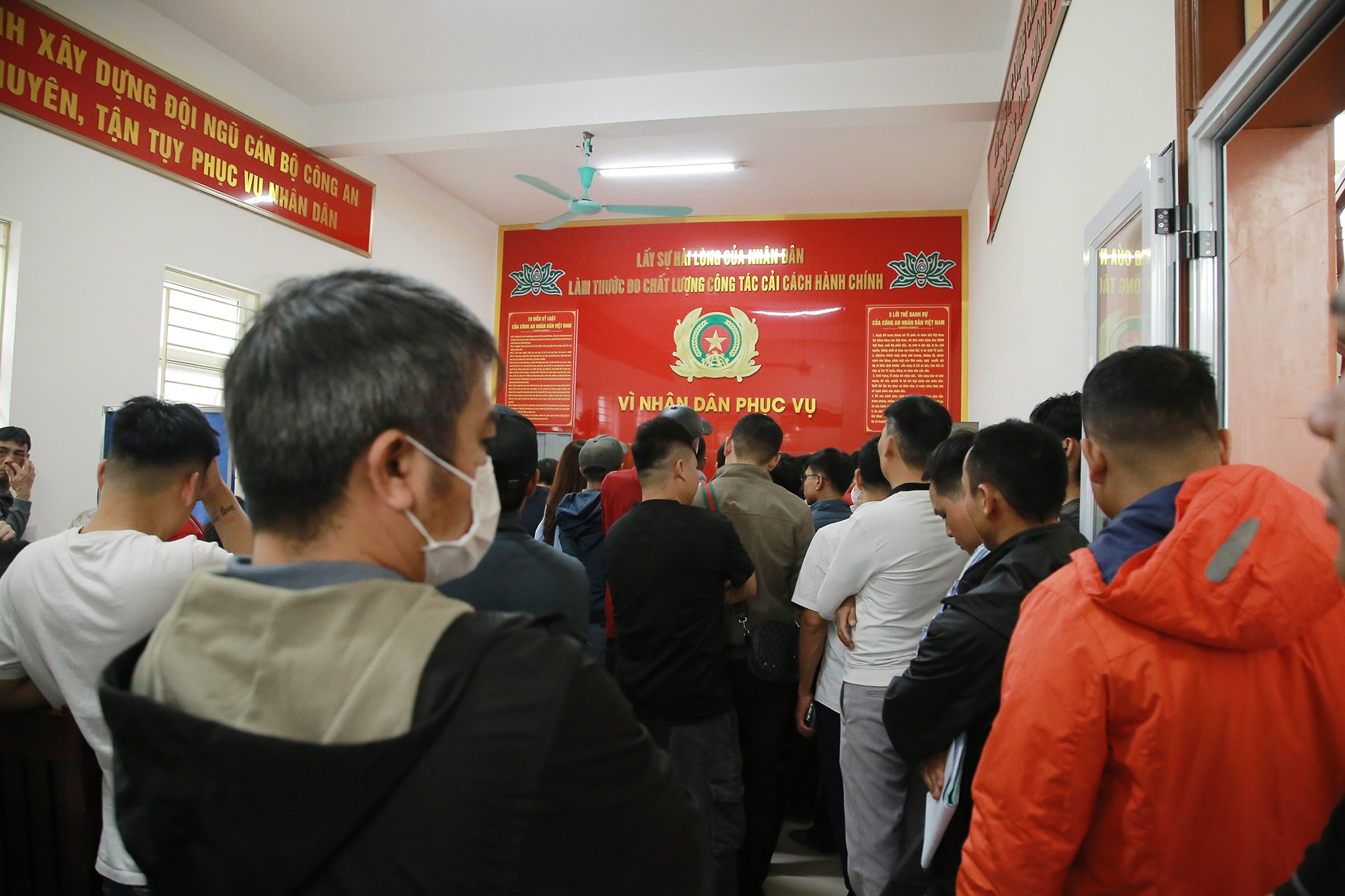Hàng trăm người dân Nghệ An chen chân xếp hàng chờ cấp, đổi giấy phép lái xe