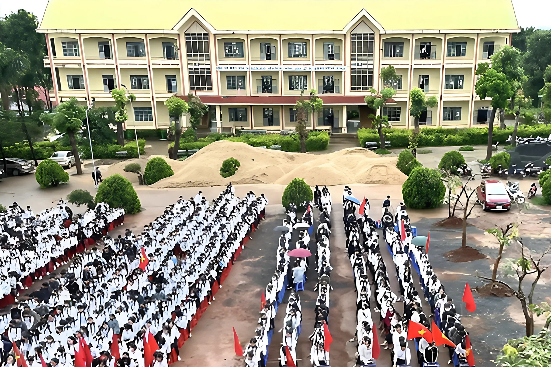Một trường THPT phải giải trình việc thuê thầy về cúng bái giữa sân